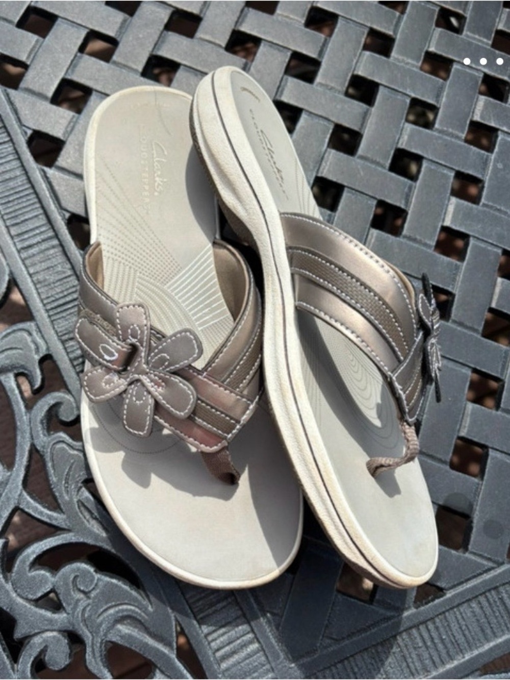 Clarks Women's Metallic Taupe Flower Thong Sandals -Sz 8